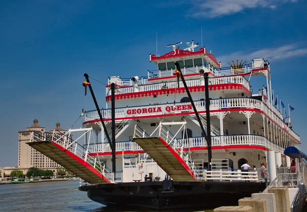 Georgia Queen esperando en el muelle — Foto de Stock