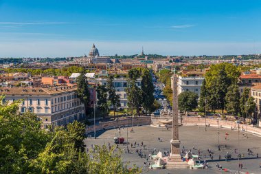 Arka planda Aziz Peters ile Obelisk