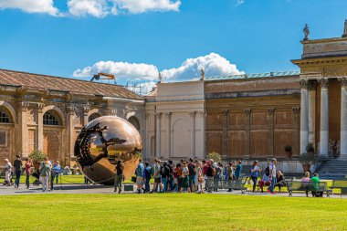 Bir Küre içindeki Sphere 'deki turistler