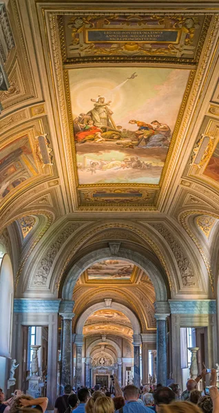 Arcos y techo en el Museo del Vaticano — Foto de Stock