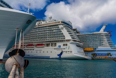 Nassau 'daki Rıhtıma Bağlı Yolcu Gemileri