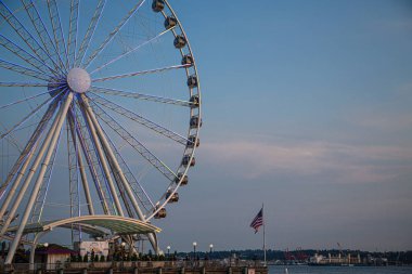 Dönme dolap ve Amerikan Bayrağı