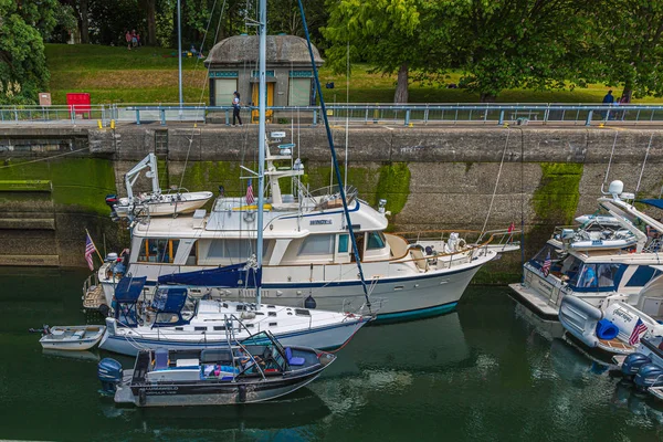 Łodzie przywiązane do Ballard Lock — Zdjęcie stockowe