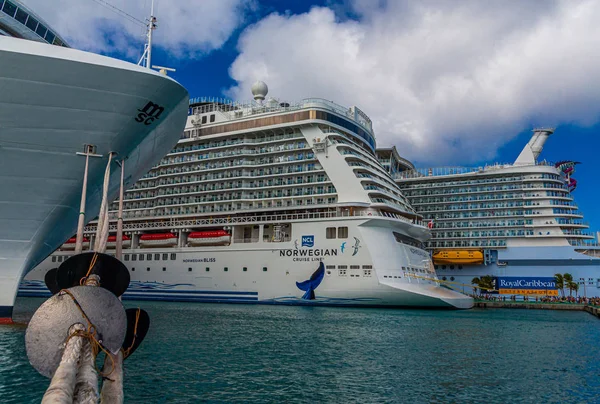 Cruiseschepen gelinkt aan dokken in Nassau — Stockfoto