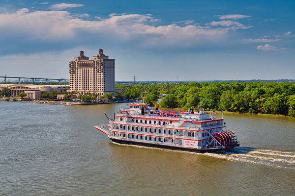 Georgia Queen Past Savannah Hotel