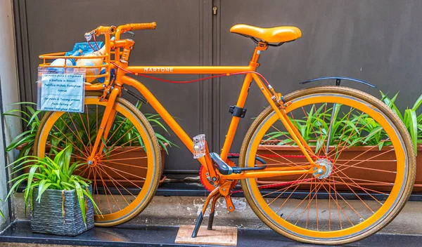 Orange Bicycle in Florence — ストック写真