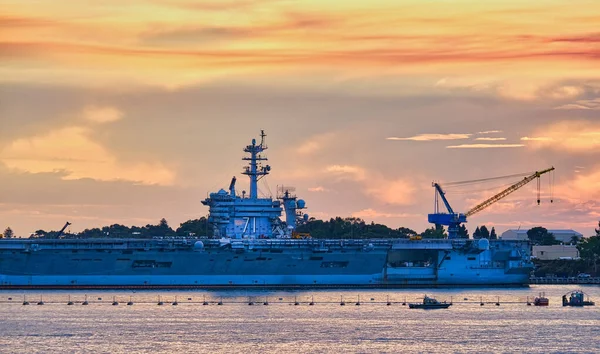 USS Roosevelt al tramonto — Foto Stock