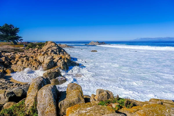 Surf blanc contre les rochers — Photo