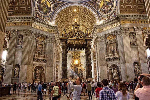 Innvendig på Saint Peters Basilica – stockfoto
