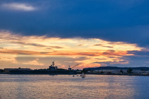 Battleship en Crane bij zonsondergang — Stockfoto