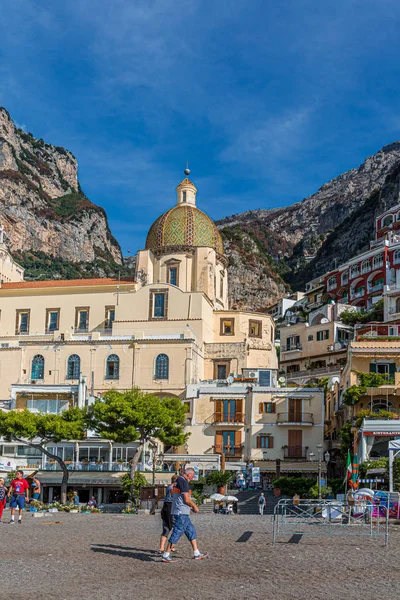 Tourists on Positano Beach — Stock Photo, Image