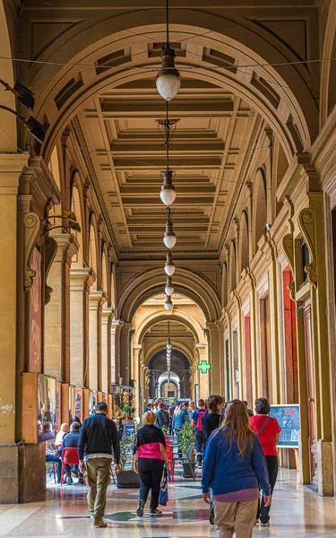 Turisták Firenze boltíveken keresztül — Stock Fotó