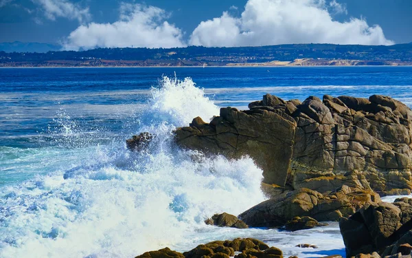 Monterey Surf på klippor — Stockfoto