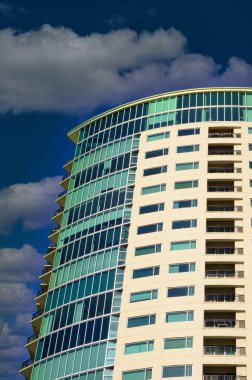 Modern Taş ve Yeşil Çim Apartmanı