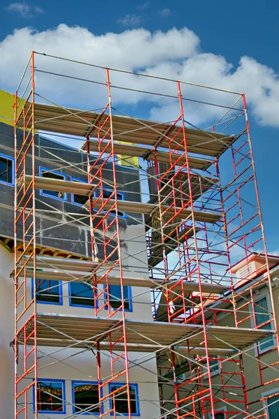 Red Scaffolding on New Construction — Stock Photo, Image