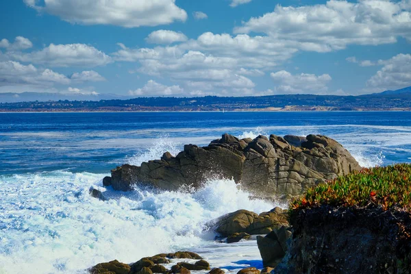 Surf rugiente en Pacific Grove — Foto de Stock