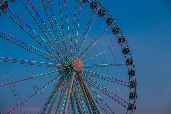 Lichter am Riesenrad in der Dämmerung — Stockfoto