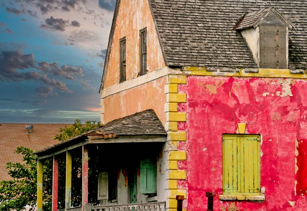 Kleurrijke oude bungalow — Stockfoto