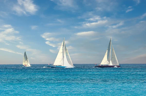 Tres barcos de vela —  Fotos de Stock