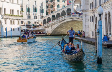 Gondol Rialto Köprüsünden Çıkıyor