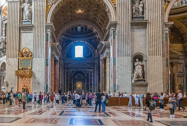 Interno massiccio della Basilica di San Pietro — Foto Stock