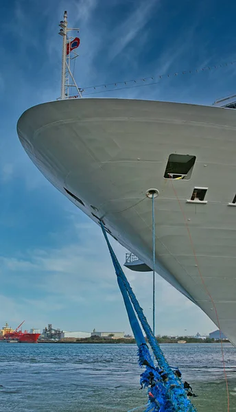 Cuerda azul al casco de los buques — Foto de Stock