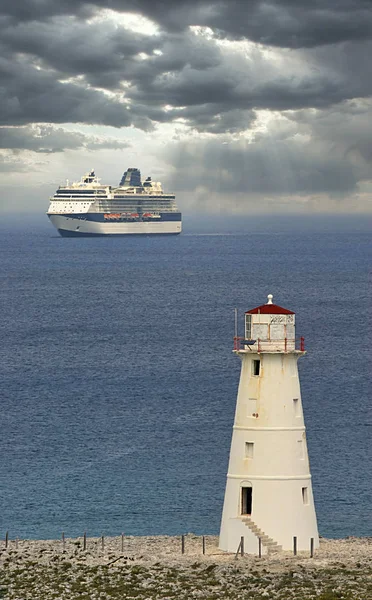 Latarnia morska i statek w Nassau — Zdjęcie stockowe