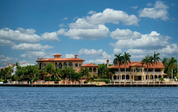 Two Mansion on Canal — Stock Photo, Image