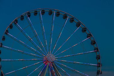 Büyük Tekerlek Işıkları Alacakaranlıkta