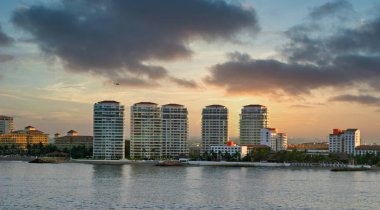 Şafakta Kıyı Apartman Kuleleri