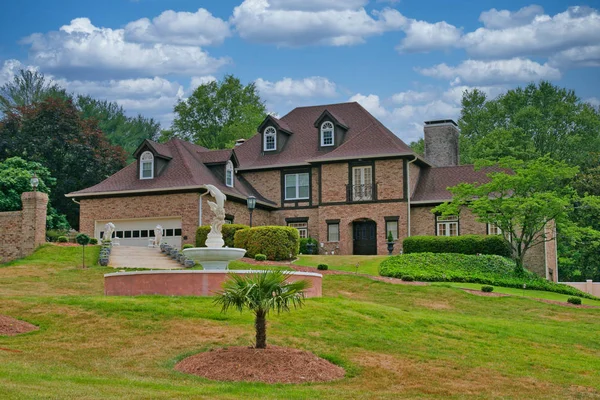 Mansion with Fountain on Green Hill — ストック写真