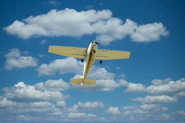 Αεροπλάνο Prop από κάτω — Φωτογραφία Αρχείου