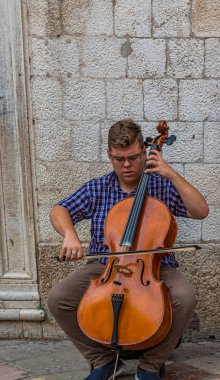 Kotor dilinde Viyolonsel Oynatıcı