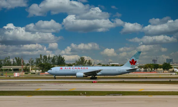 Air Canada en pista —  Fotos de Stock