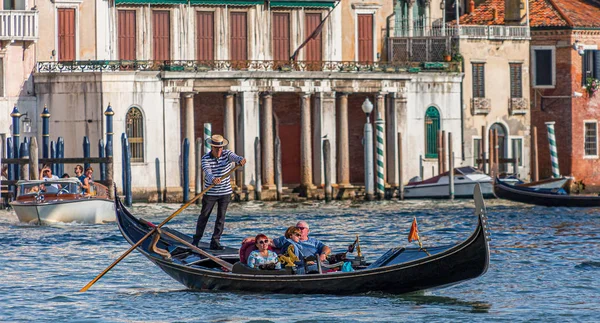 Três pessoas em Gondola — Fotografia de Stock