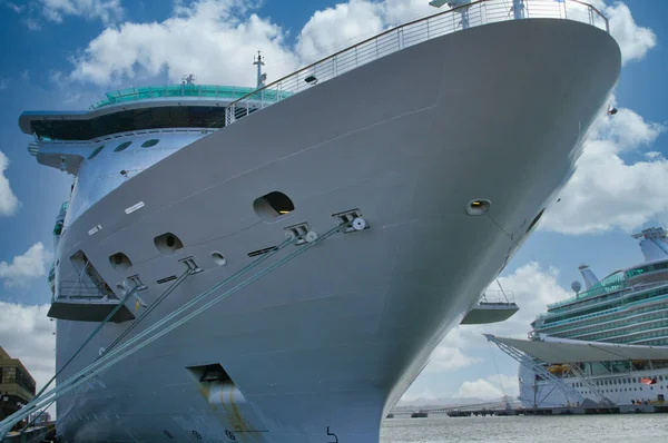 Hull of Cruise Ship at Dock — Stock Photo, Image