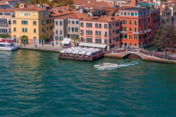 Boat Leaving Canal — Stock Photo, Image