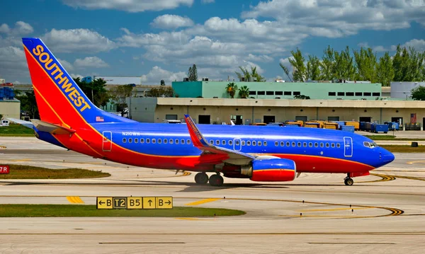 Southwest Airlines on Runway — Stock Photo, Image