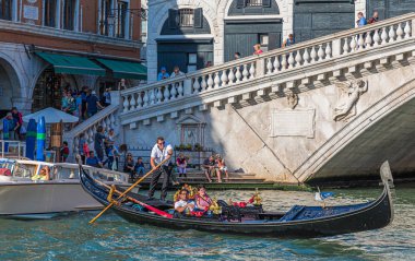 Rialto Köprüsü 'nden itiliyor