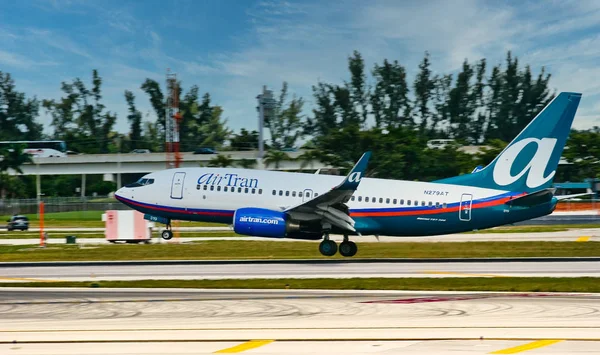 Airtran despegando —  Fotos de Stock