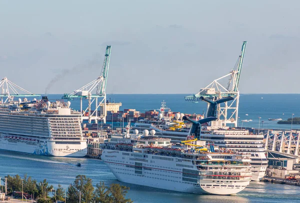マイアミを出るカーニバル船 — ストック写真