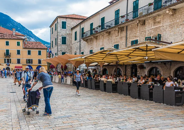 Praça pública em Kotor — Fotografia de Stock