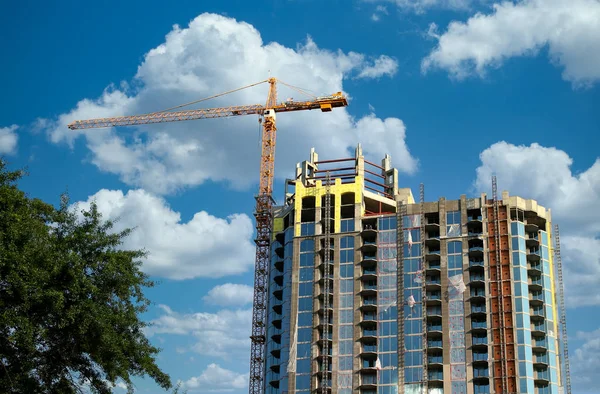 Construção de nova torre de apartamentos — Fotografia de Stock