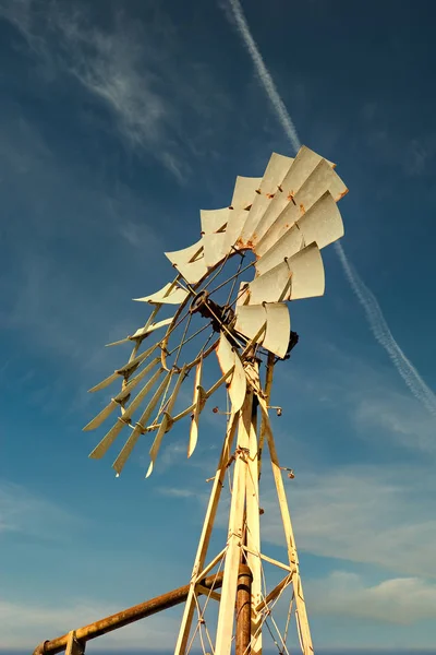 Alte rostige Windmühle — Stockfoto
