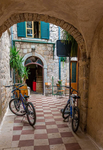 Två cyklar i Kotor — Stockfoto