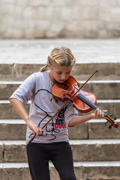 Violinista em Kotor Street — Fotografia de Stock