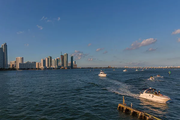 Boote überqueren Biscayne Bay — Stockfoto