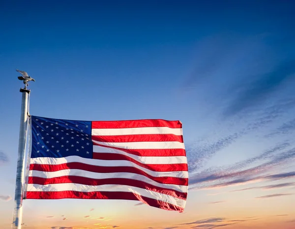 黎明时分，风中的美国国旗 — 图库照片
