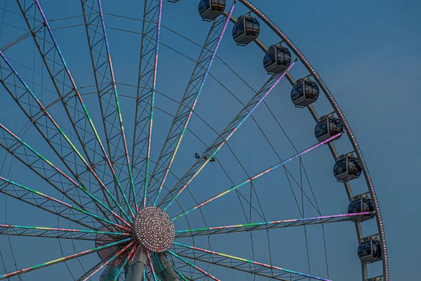 Grande roda no crepúsculo azul — Fotografia de Stock