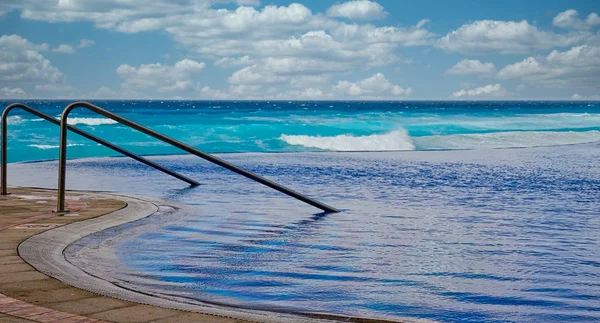 Piscina infinita por mar — Fotografia de Stock